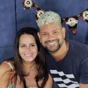 Viviane Araújo e Guilherme Militão posam com bebê