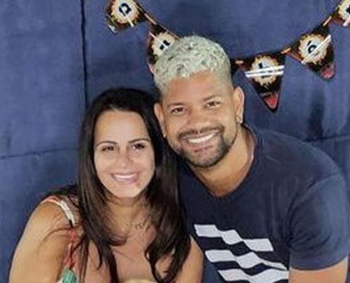Viviane Araújo e Guilherme Militão posam com bebê