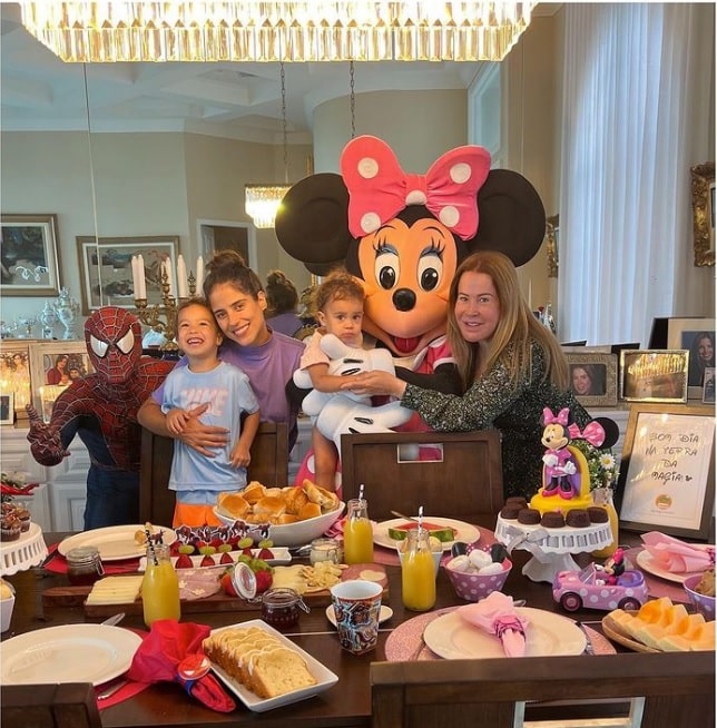 Camila Camargo y Zello acompañan a los niños por el desayuno de sus sueños