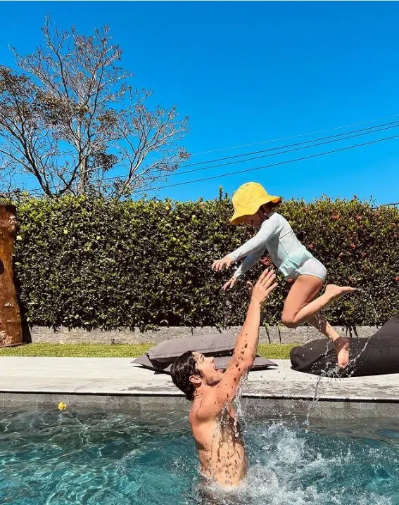 José Loreto posta foto da filha se divertindo na piscina e impressiona 