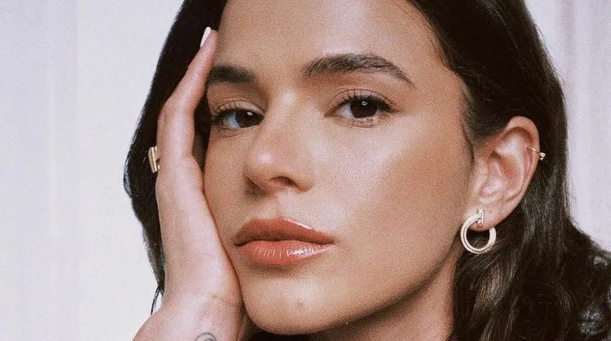 Bruna Marquezine posa com bebê nos braços e ganha homenagens