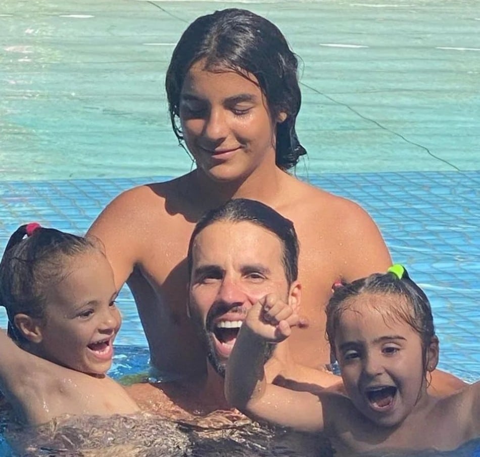Daniel Cady se diverte com os 3 filhos e ganha homenagem da esposa, Ivete Sangalo