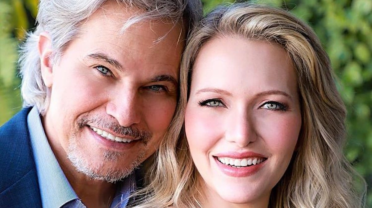 Karin mostra filha com Edson Celulari em viagem de avião