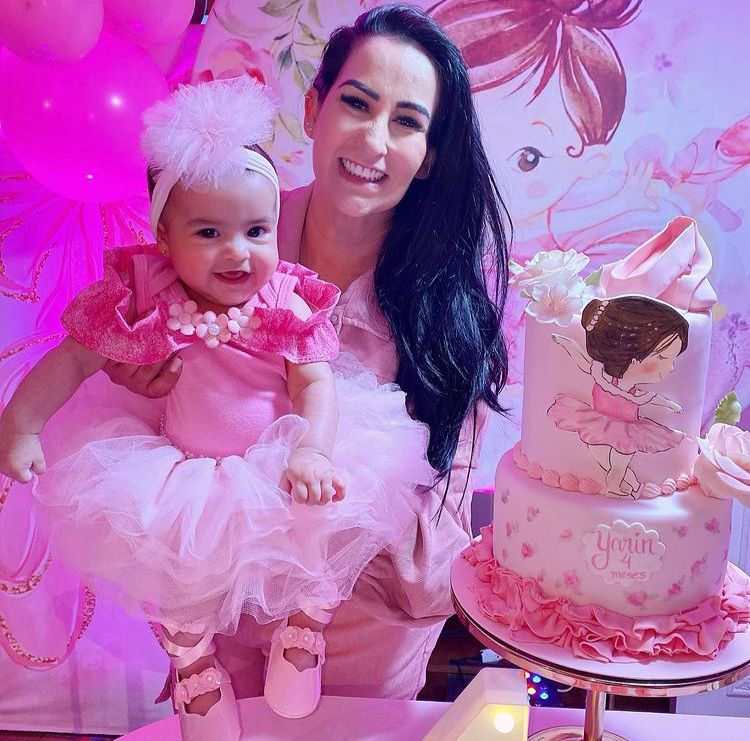 Fabíola Gadelha posa com sua bebê em linda festa