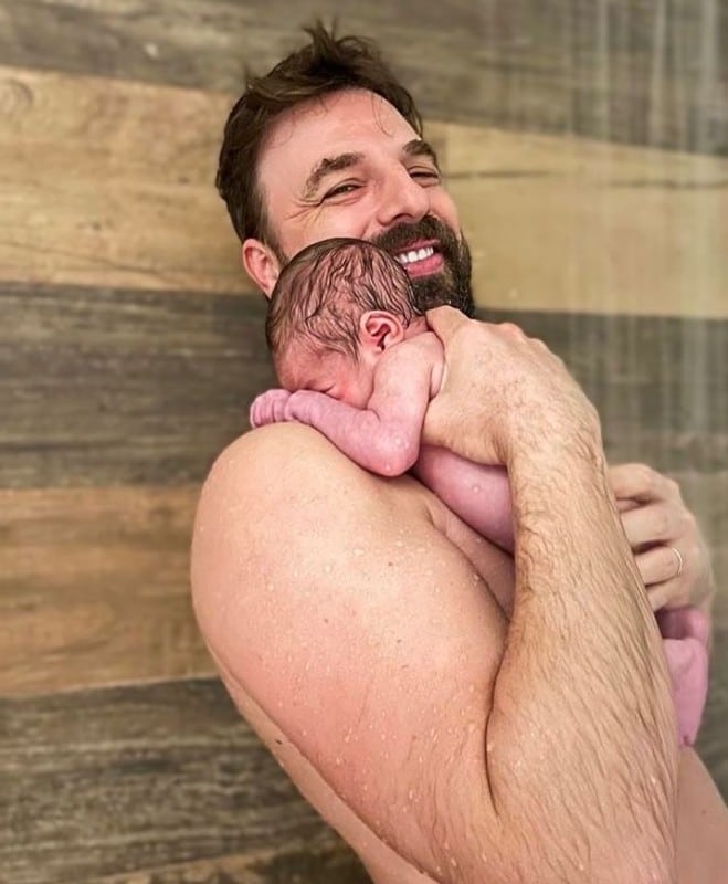 A atriz Fernanda Vasconcellos mostrou o marido, Cássio Reis, dando banho no bebê 