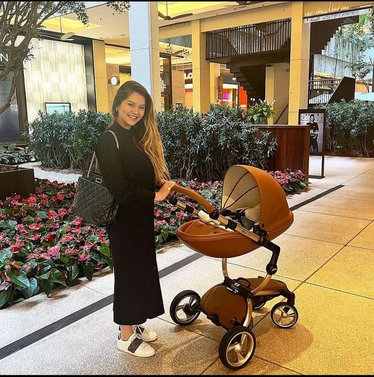 Filha de Leandro posa com seu filho em carrinho de luxo