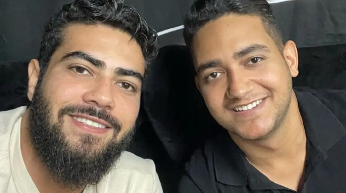 Filho de Henrique, da dupla com Juliano, sobe no palco pega microfone do pai e encanta