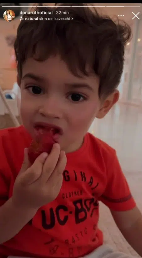  Filho de Marília Mendonça e Murilo Huff surge fazendo careta ao comer uma fruta