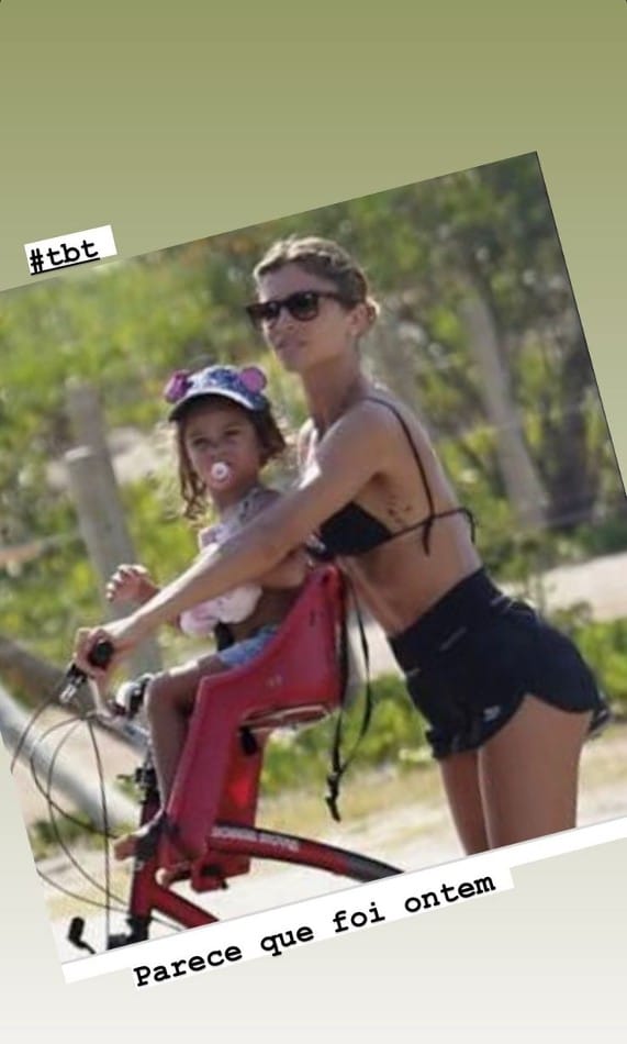 Sofia, filha de Grazi Massafera e Cauã Reymond, em um passeio de bicicleta com a mamãe 