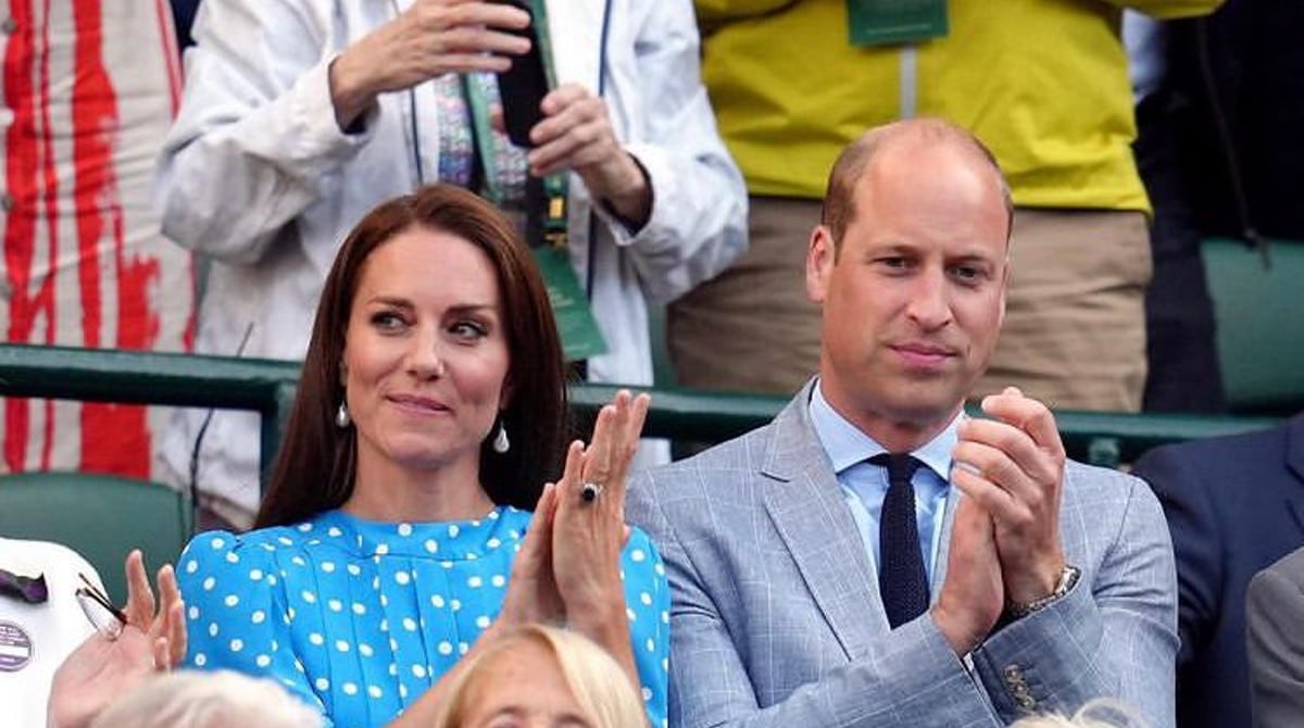 Kate Middleton e William levam princesa Charlotte em evento esportivo