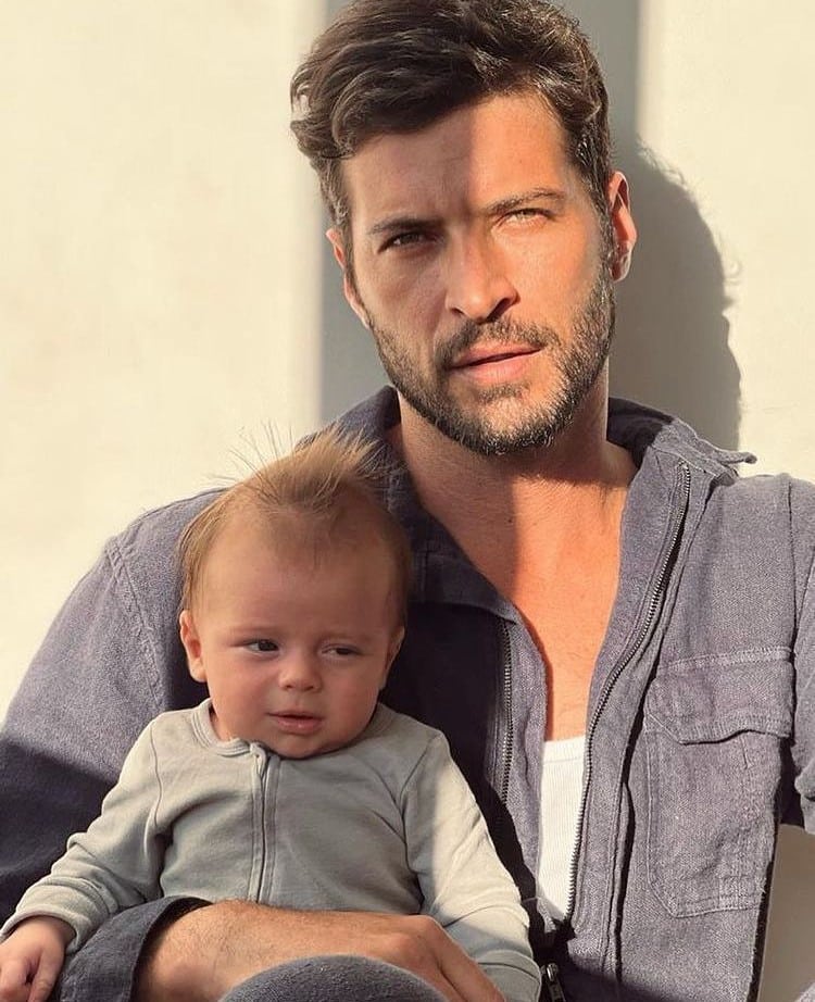 Leandro Lima posa com seu filho mais novo