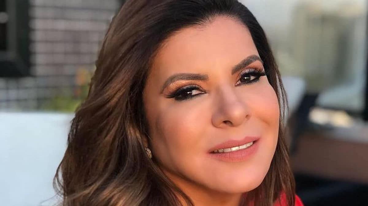 Mara Maravilha posa com o filho e semelhança impressiona