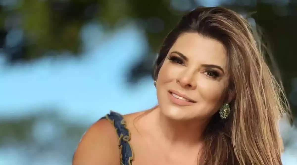 Mara Maravilha mostra filha em festa de escola com o pai
