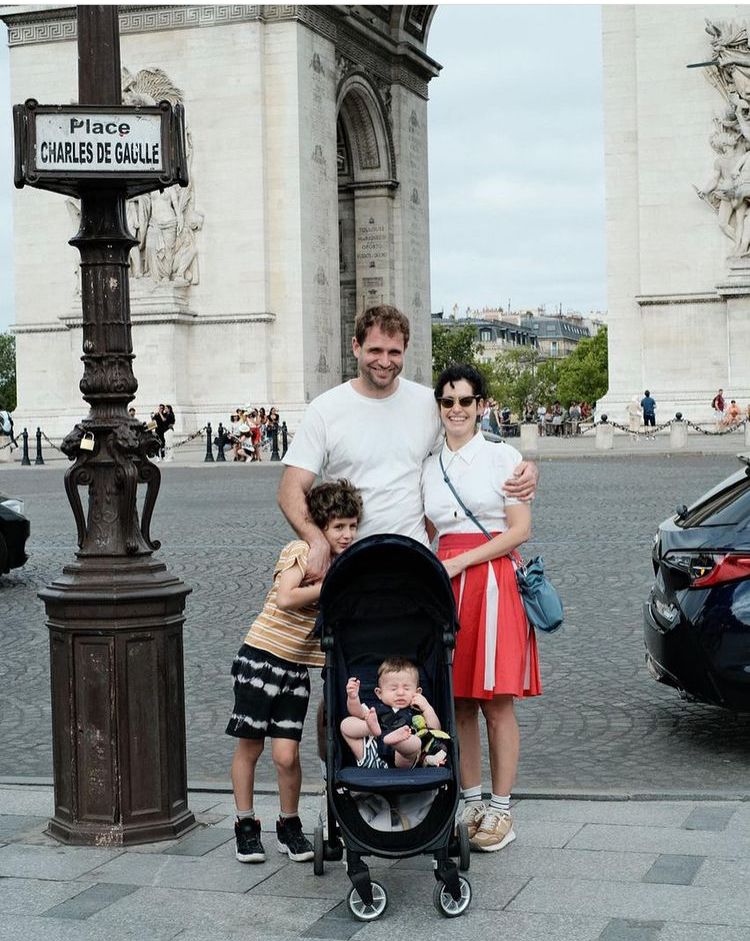 Maria Flor posa com seu bebê, marido e enteado nas ruas de Paris