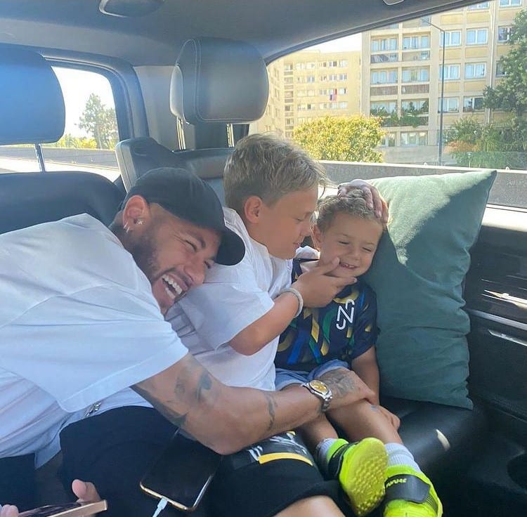 Neymar se diverte junto ao filho e o irmão dele 