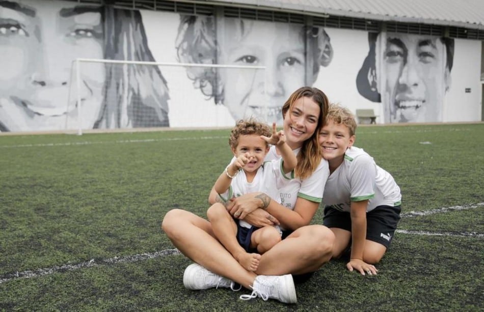 Carol Dantas, ex de Neymar, posou com os dois filhos 