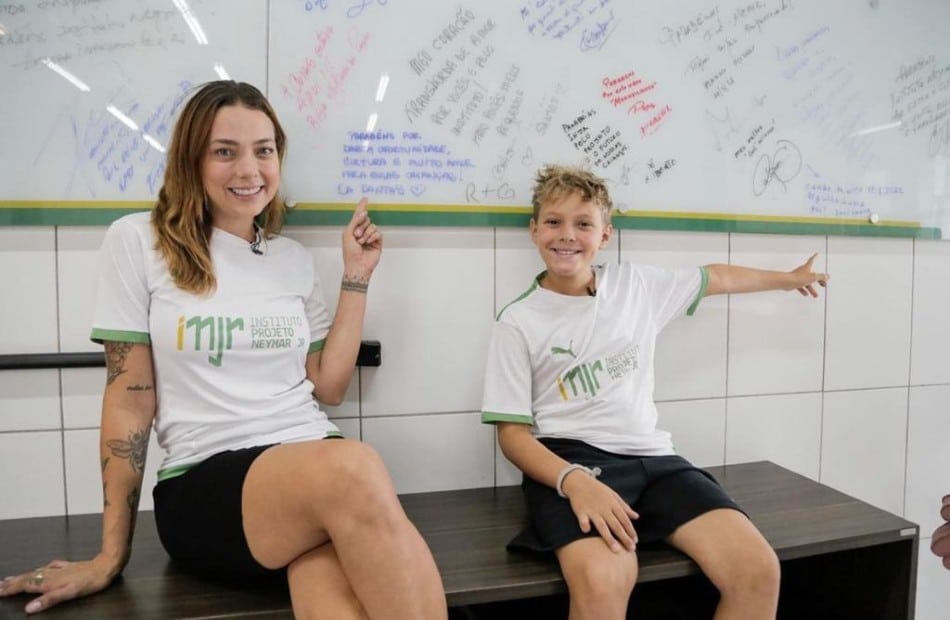 A digital influencer Carol Dantas, ex de Neymar, com o filho mais velho, no instituto do craque 