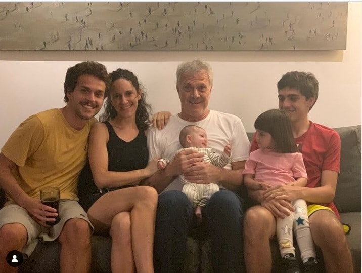 Pedro Bial surge com os 5 filhos em foto rara e surpreende 