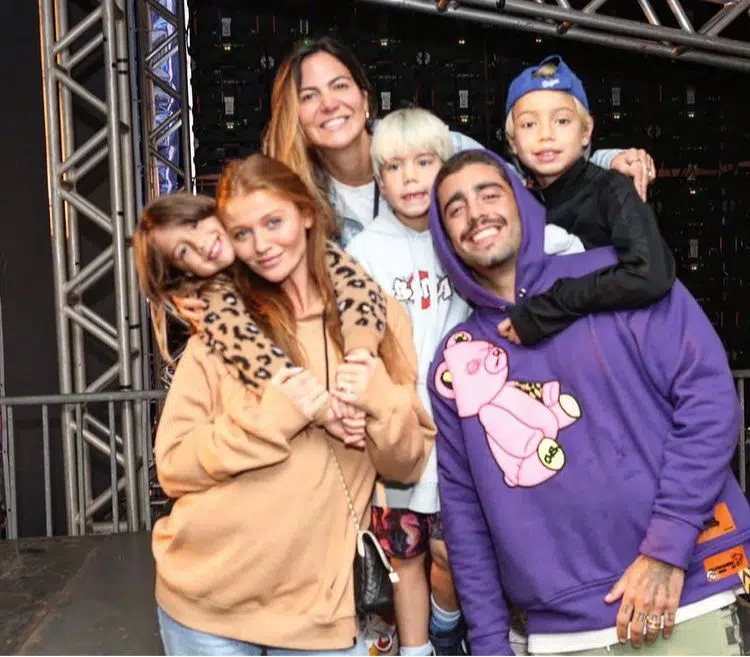 Pedro Scooby posa com os filhos e Cintia Dicker em festival