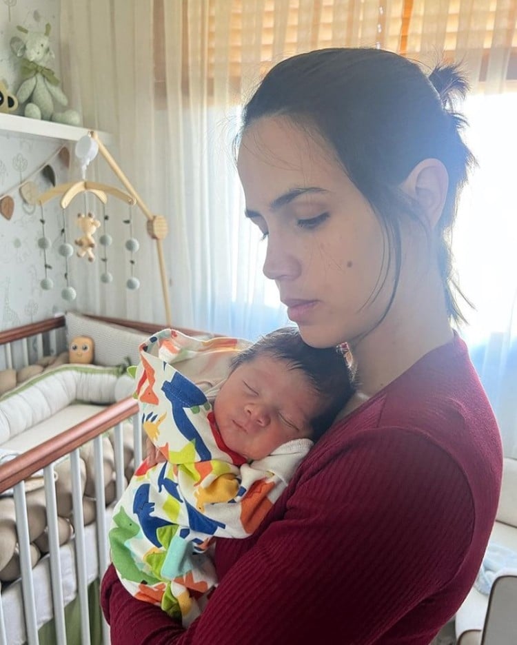 A atriz Pérola Faria com o filho recém-nascido, em casa 