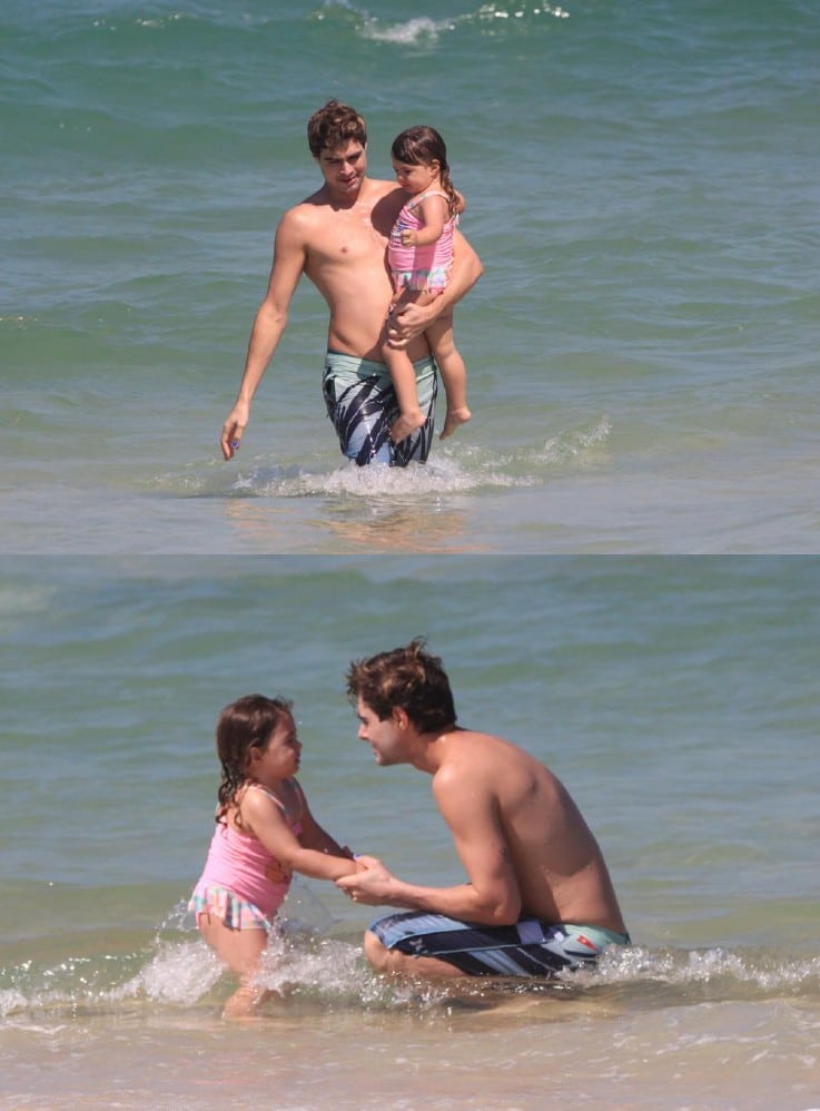 Rafael Vitti se diverte em banho de mar junto a filha