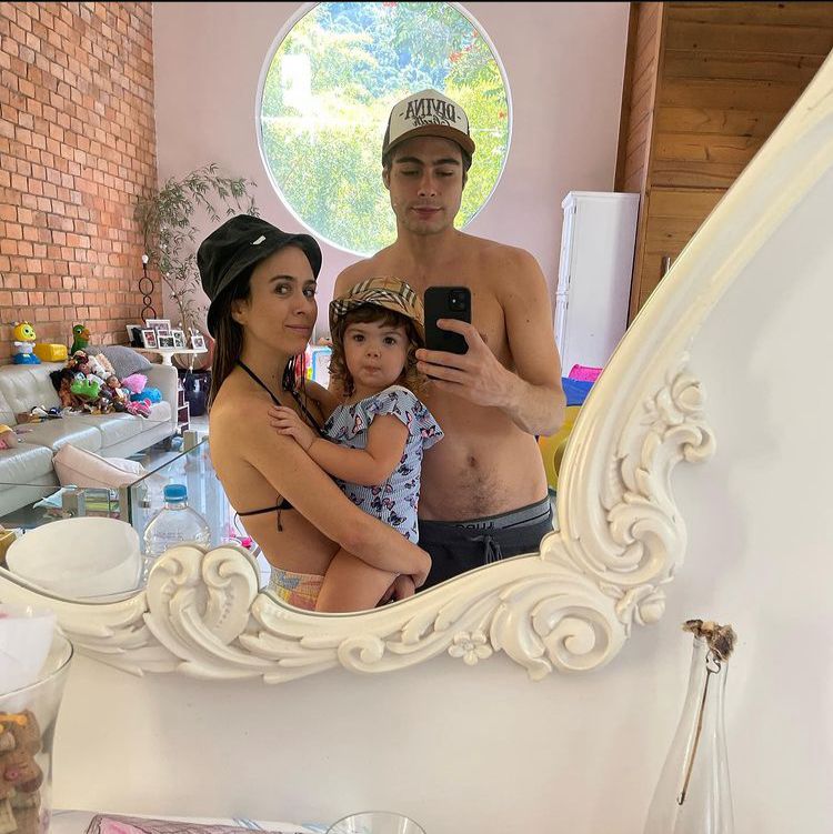 Rafael Vitti posa com Tatá e a filha na mansão da família