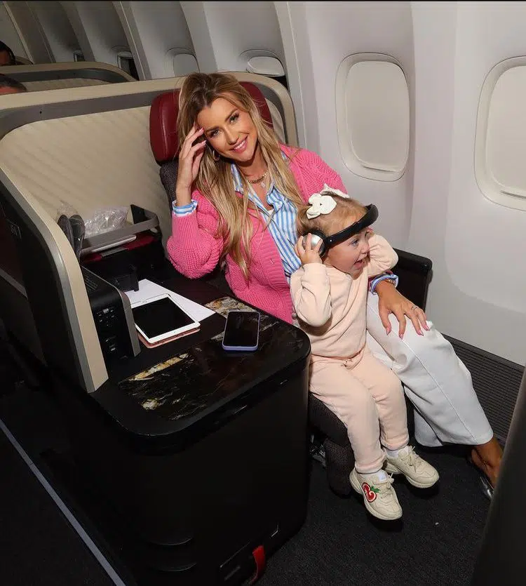Esposa e bebê de Roberto Justus posam em viagem de avião de primeira classe