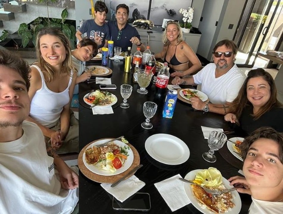 O ator Luciano Szafir recebeu a filha mais velha, Sasha, para um almoço em família 