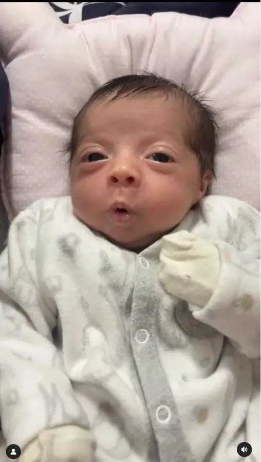 A pequena Pietra, bebê de Tays Reis e MC Biel, com os olhos bem abertos 