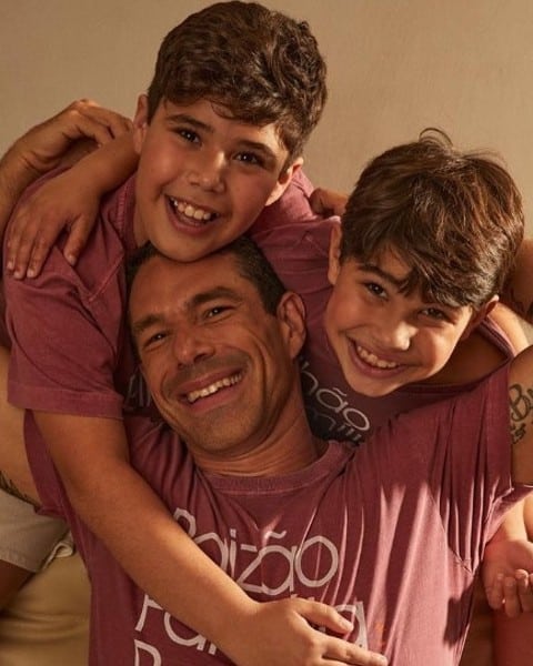 O lindo clique de Marcus Buaiz, ex de Wanessa Camargo, com os dois filhos em um cartaz no shopping 
