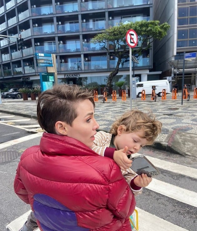 Letícia Colin surge com seu filho no colo ao atravessar uma avenida 