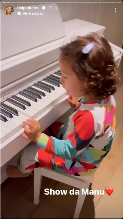 Ticiane Pinheiro mostra a filha caçula tocando piano e encanta 