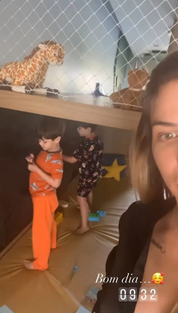 Andressa Suita mostra filhos no quarto de brincar