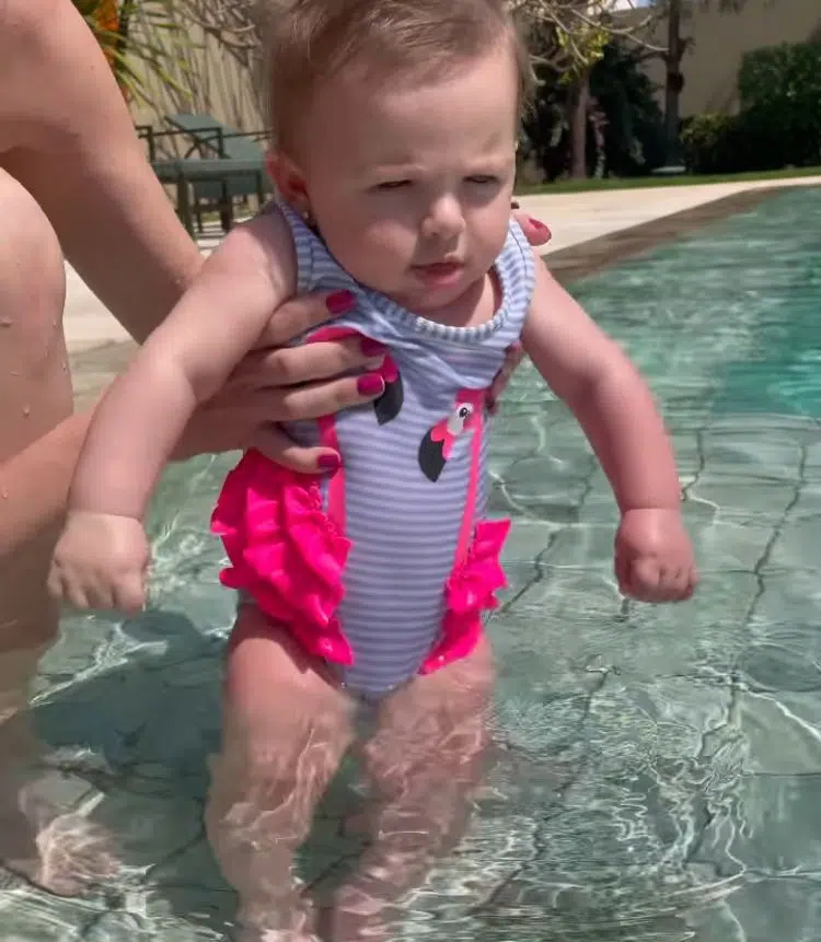 Bebê de Bárbara Evans surge na piscina pela primeira vez