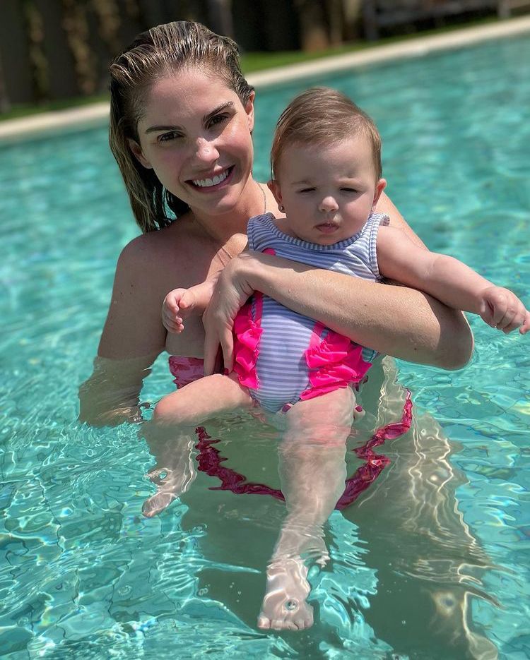 Bárbara Evans e sua bebê curtem banho de piscina
