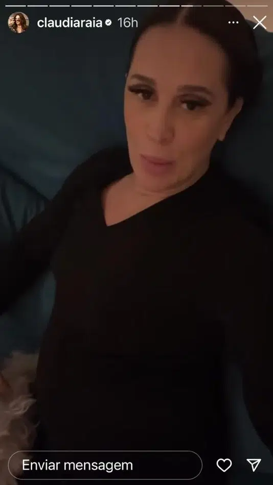 A atriz Claudia Raia no sofá de casa descansando, após o trabalho 