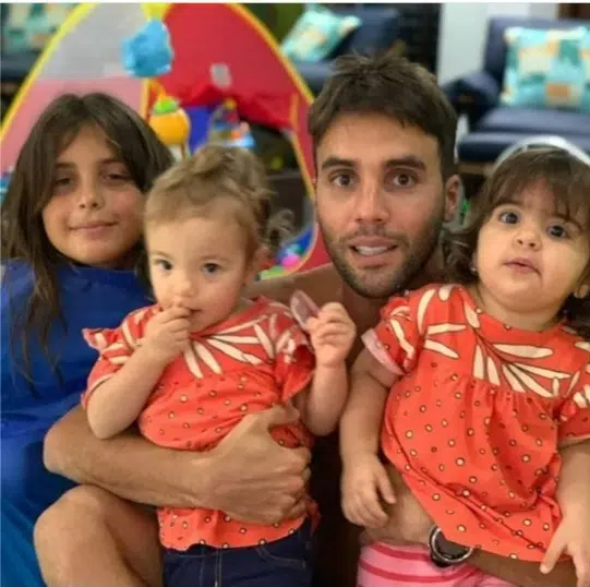 Daniel Cady posa com os filhos com Ivete Sangalo e impressiona