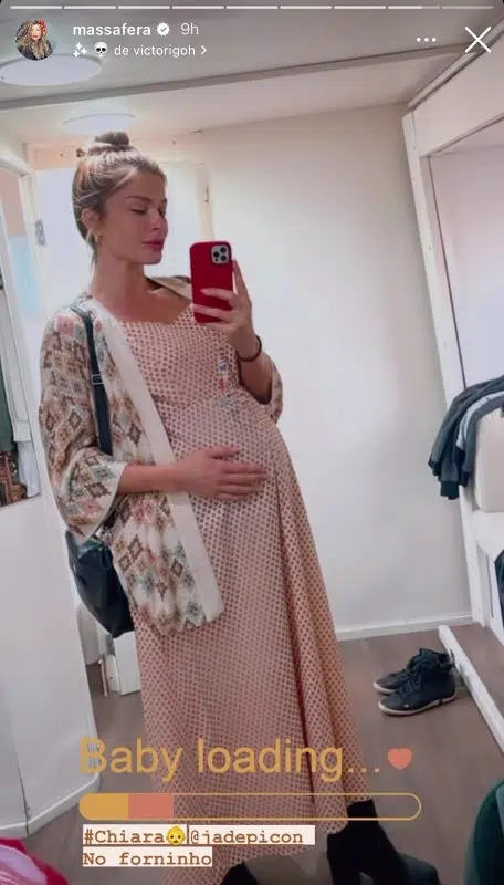 A atriz Grazi Massafera com sua barriga de grávida cenográfica pronta para as gravações 