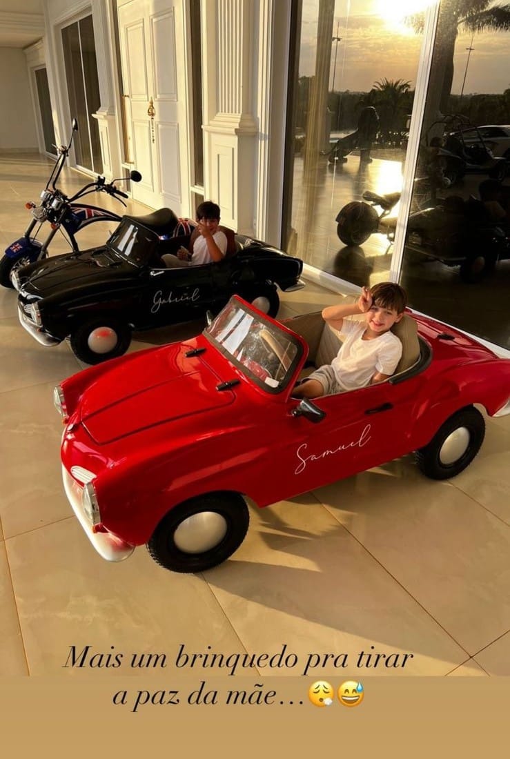Filhos de Gusttavo Lima e Andressa Suita brincam com carro de luxo