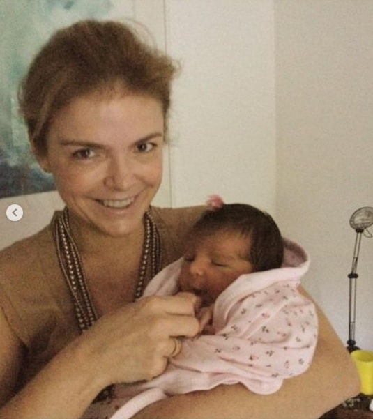 Irmã de Angélica, Marcia Marbá, posa com a filha de Grazi Massafera, ainda bebê nos braços 