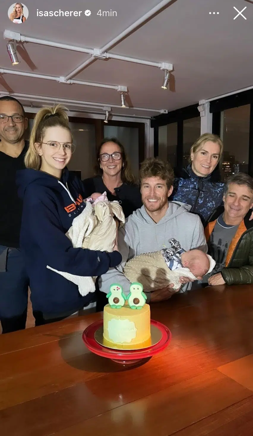 Isa Scherer e o namorado posam com os gêmeos no primeiro mêsversário