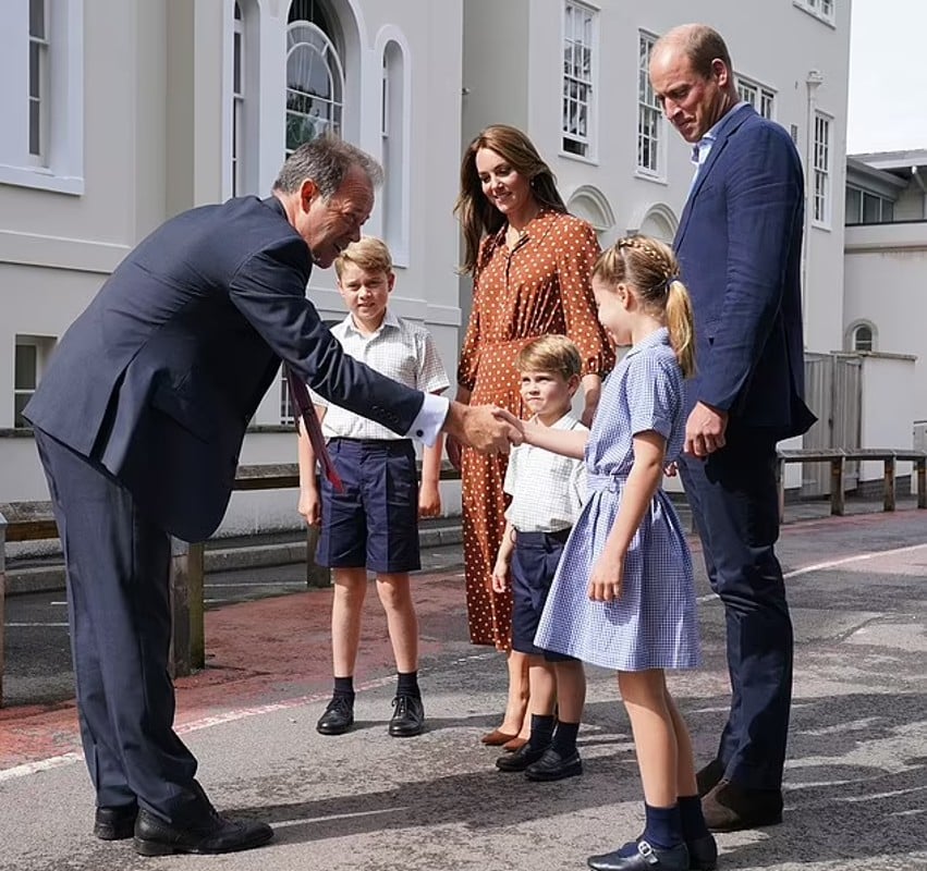 Kate Middleton e o príncipe William foram vistos na nova escola dos filhos 