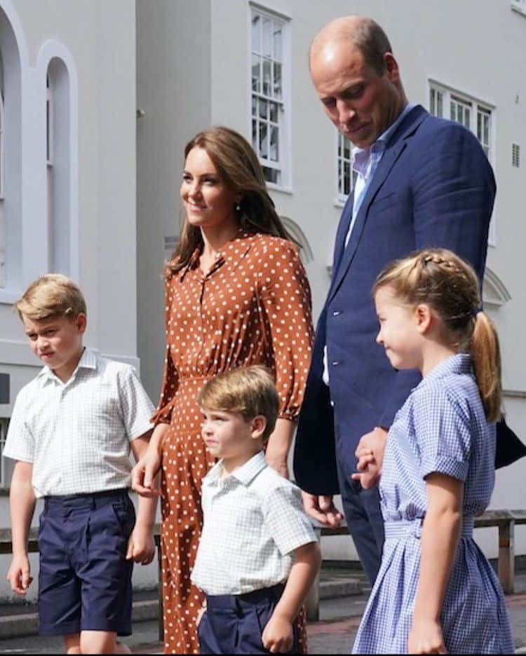 Kate Middleton e William surgem com as crianças na nova escola dos filhos