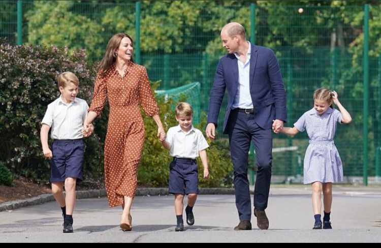 Kate Middleton e William surgem com os filhos no caminho para a nova escola