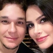 Leandro do KLB e Natália Guimarães são papais das gêmeas Maya e Kiara