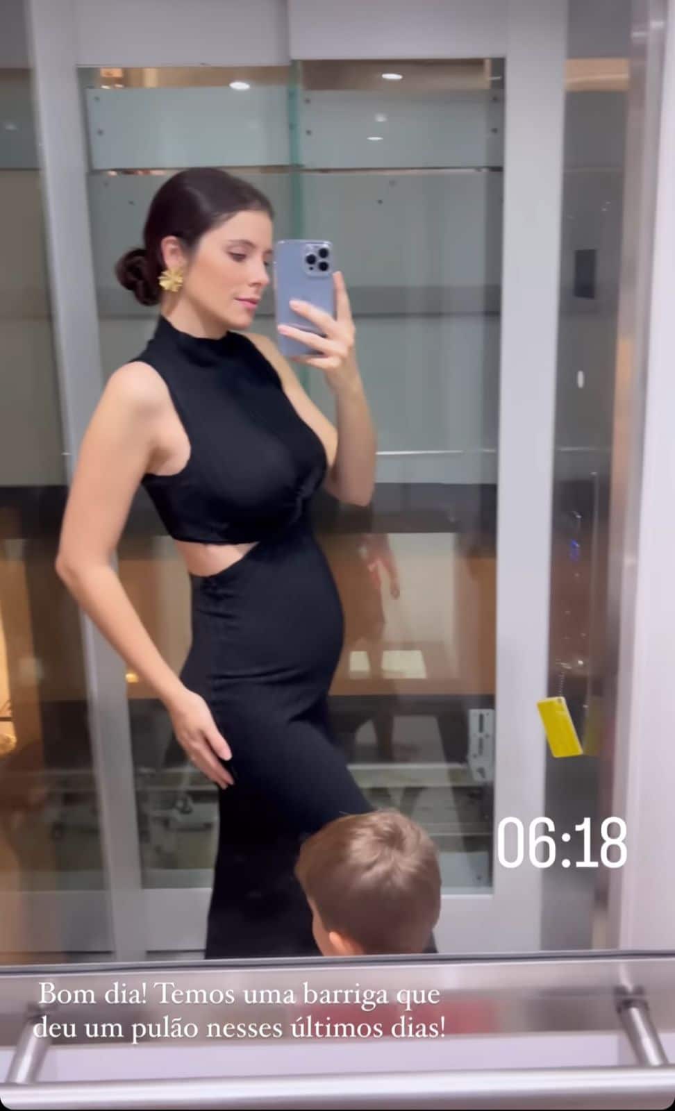 Esposa de Mano Walter mostra a barriguinha de 6 meses de gravidez