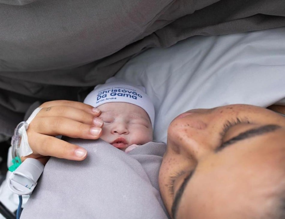 A cantora MC Loma com sua bebê logo após o nascimento da neném
