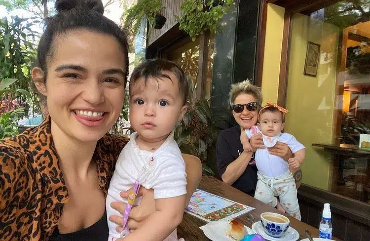Nanda Costa posa com a esposa e as filhas em passeio