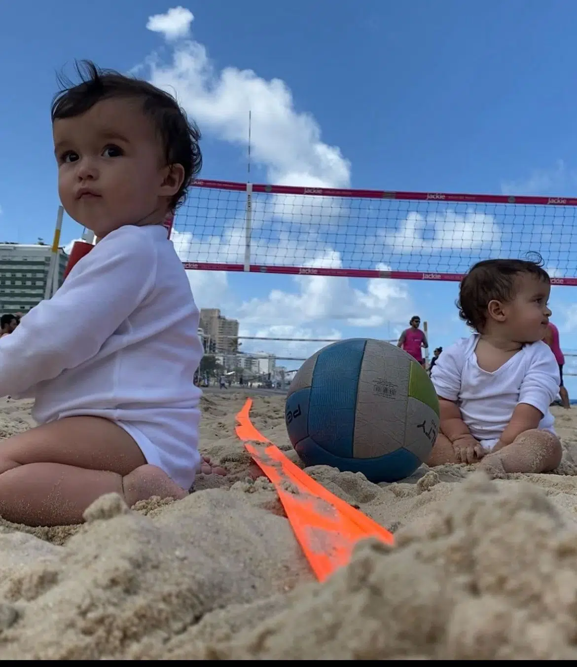 Gêmeas de Nanda Costa são fotografadas pela mamãe na praia