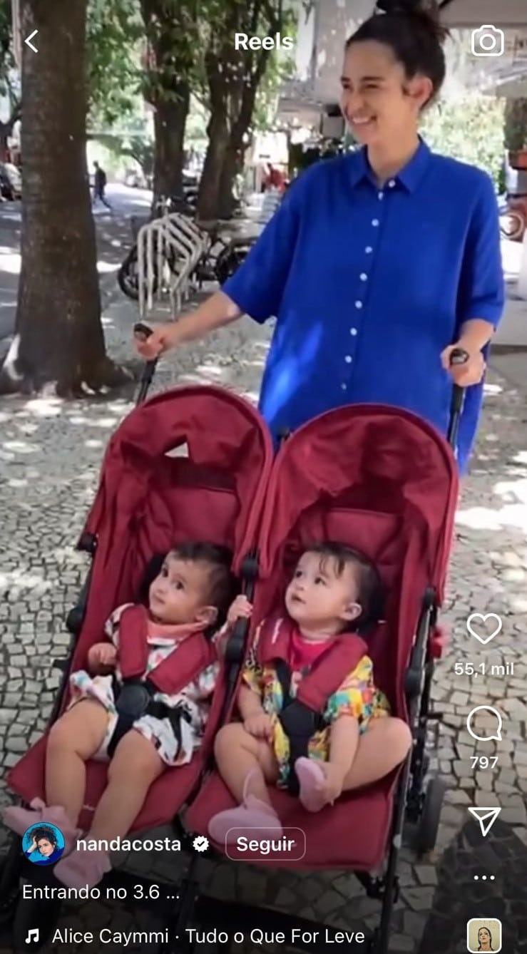 Nanda Costa surge em passeio com suas bebês gêmeas